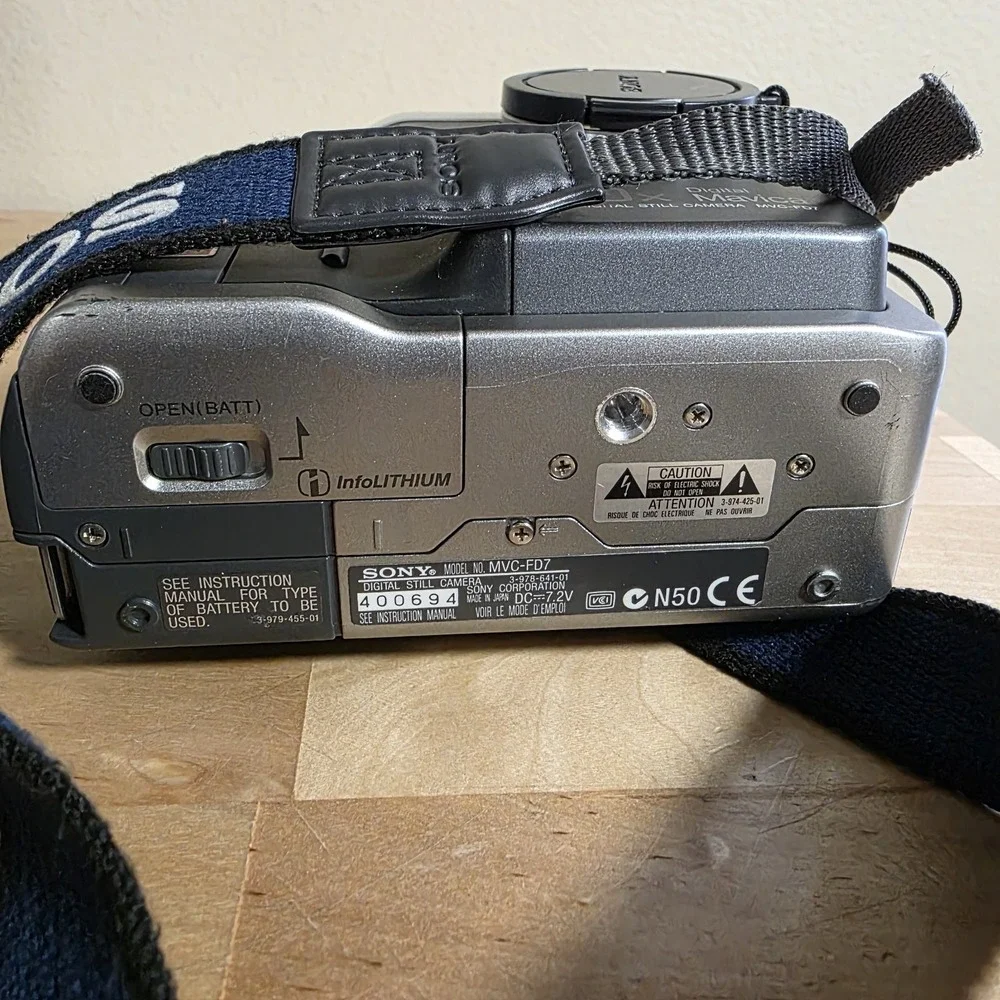 Sony Mavica MVC-FD7 Digital 90s y2k Floppy Camera 0.3MP‎ 10x Zoom Silver WORKS